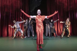 Recenze: Daniela Špinar hraje ďábla. V Komedii zpracovali beatnickou vraždu - Seznam Zprávy